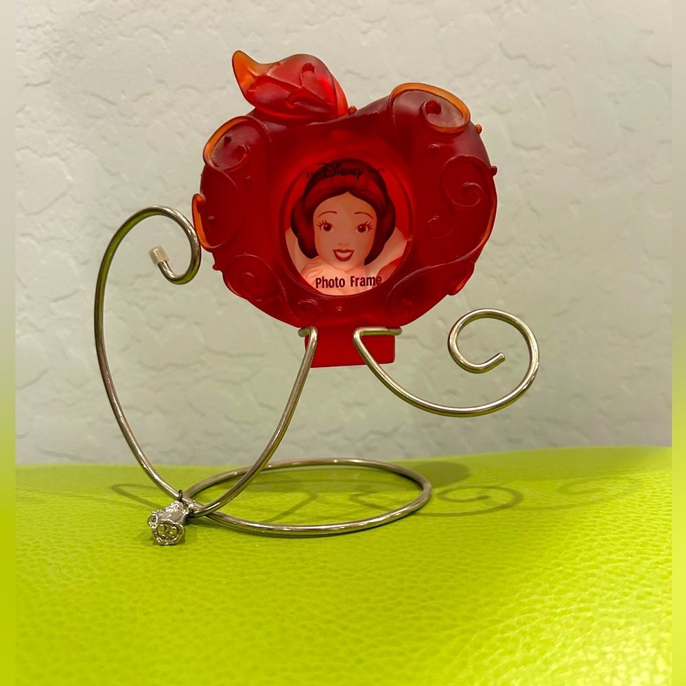 Walt Disney Snow White Picture/Photo frame 🖼️ with bonus charm !